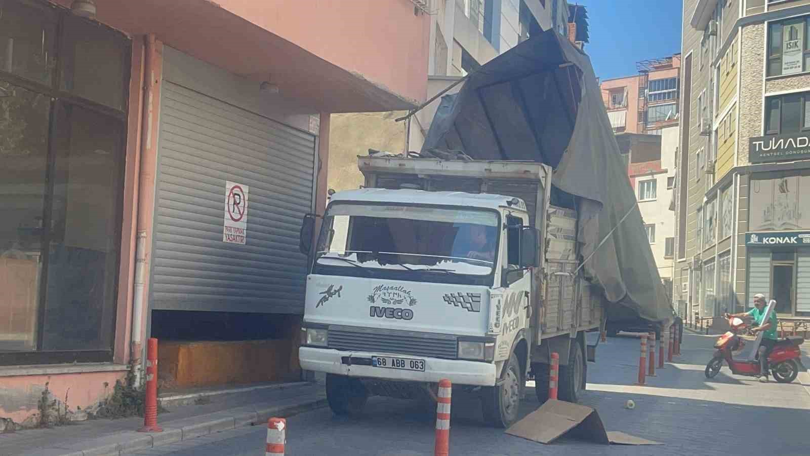 Kamyonetin kasası binanın balkonuna çarptı