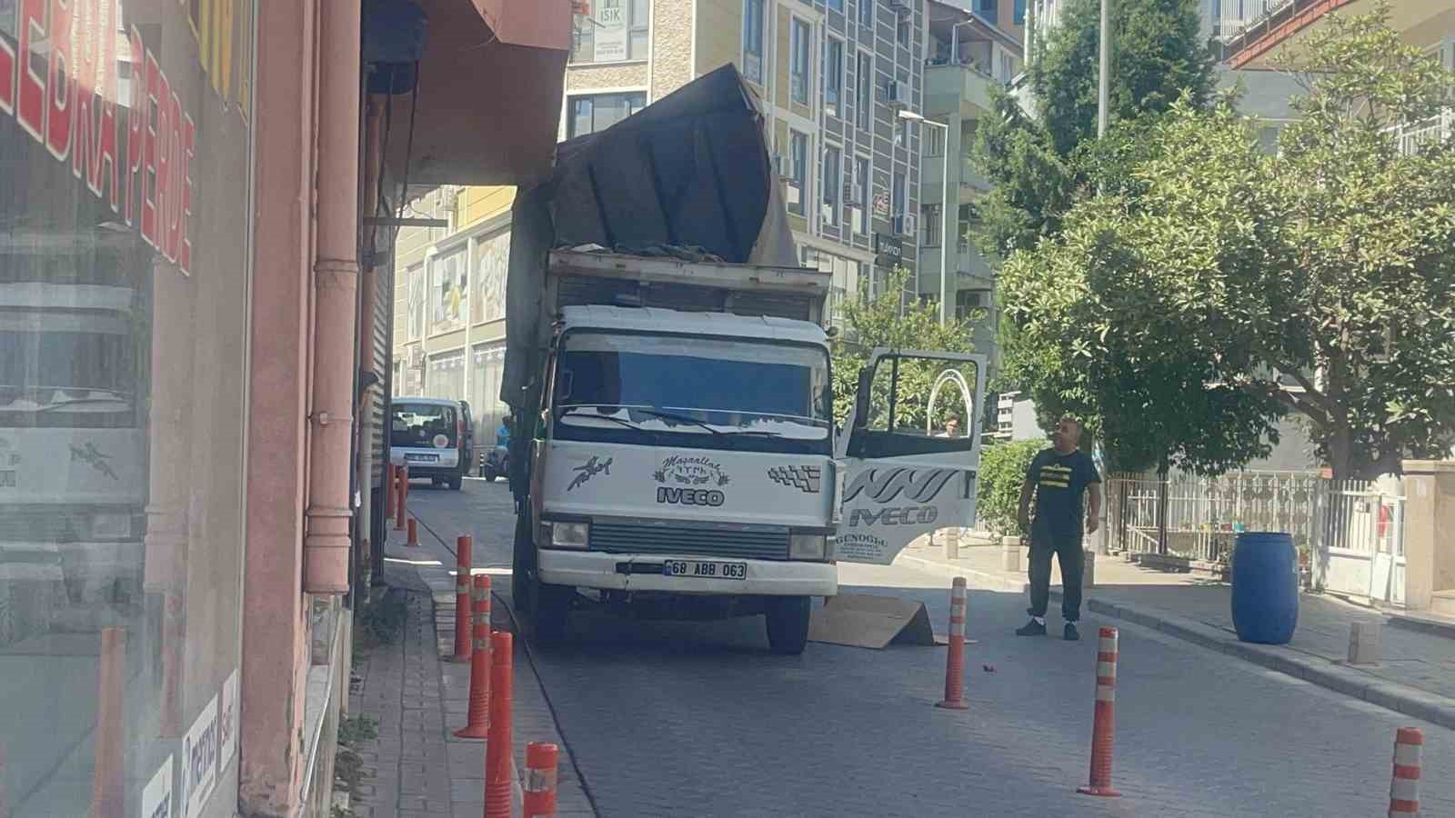 Kamyonetin kasası binanın balkonuna çarptı