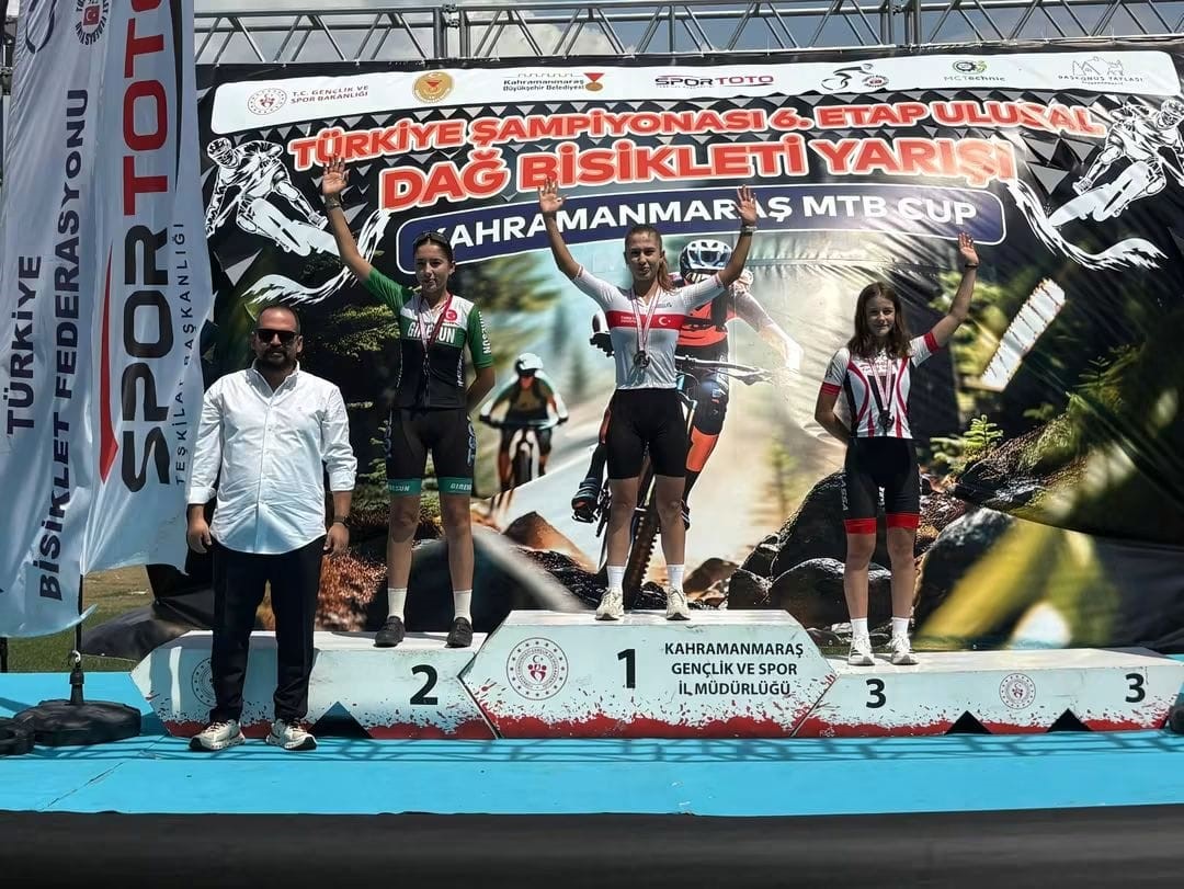 Akhisarlı bisikletçiler Kahramanmaraş’ta madalyaları topladı