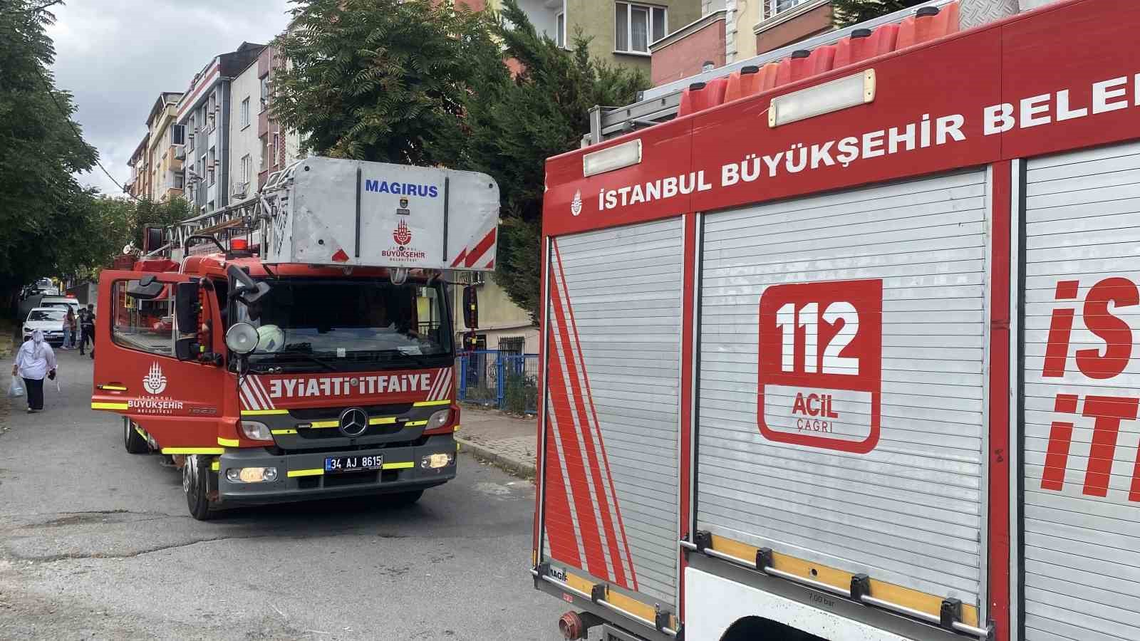 Sultangazi’de çocuk odasında başlayan yangın tüm daireyi sardı: Bina tedbir amaçlı boşaltıldı