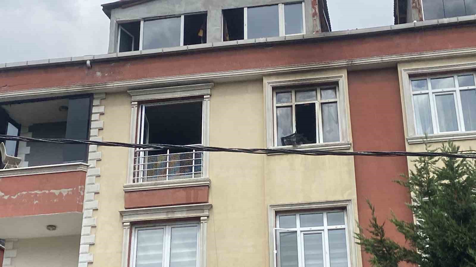 Sultangazi’de çocuk odasında başlayan yangın tüm daireyi sardı: Bina tedbir amaçlı boşaltıldı