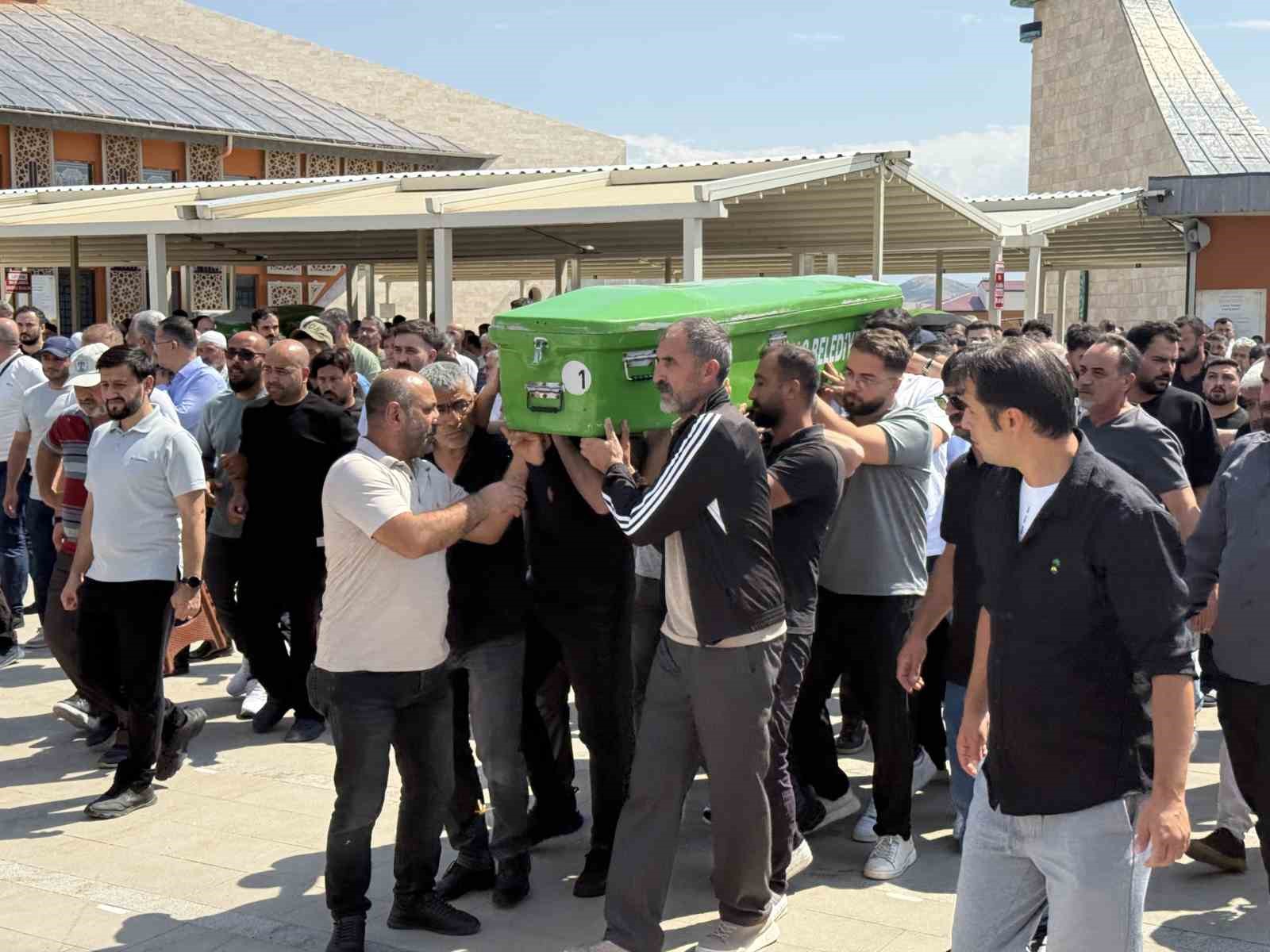 Sivas’ta feci kazada hayatını kaybeden genç son yolculuğuna uğurlandı