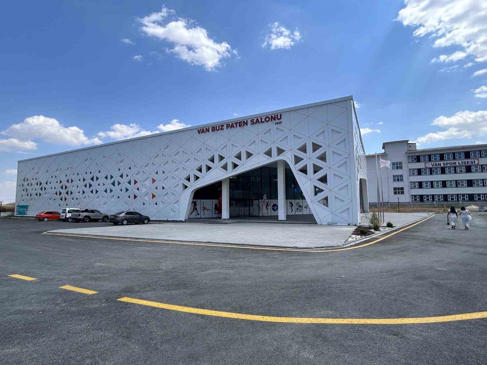 Van’da çocuklar yaz tatilinin son günlerini buz pistinde geçiriyor