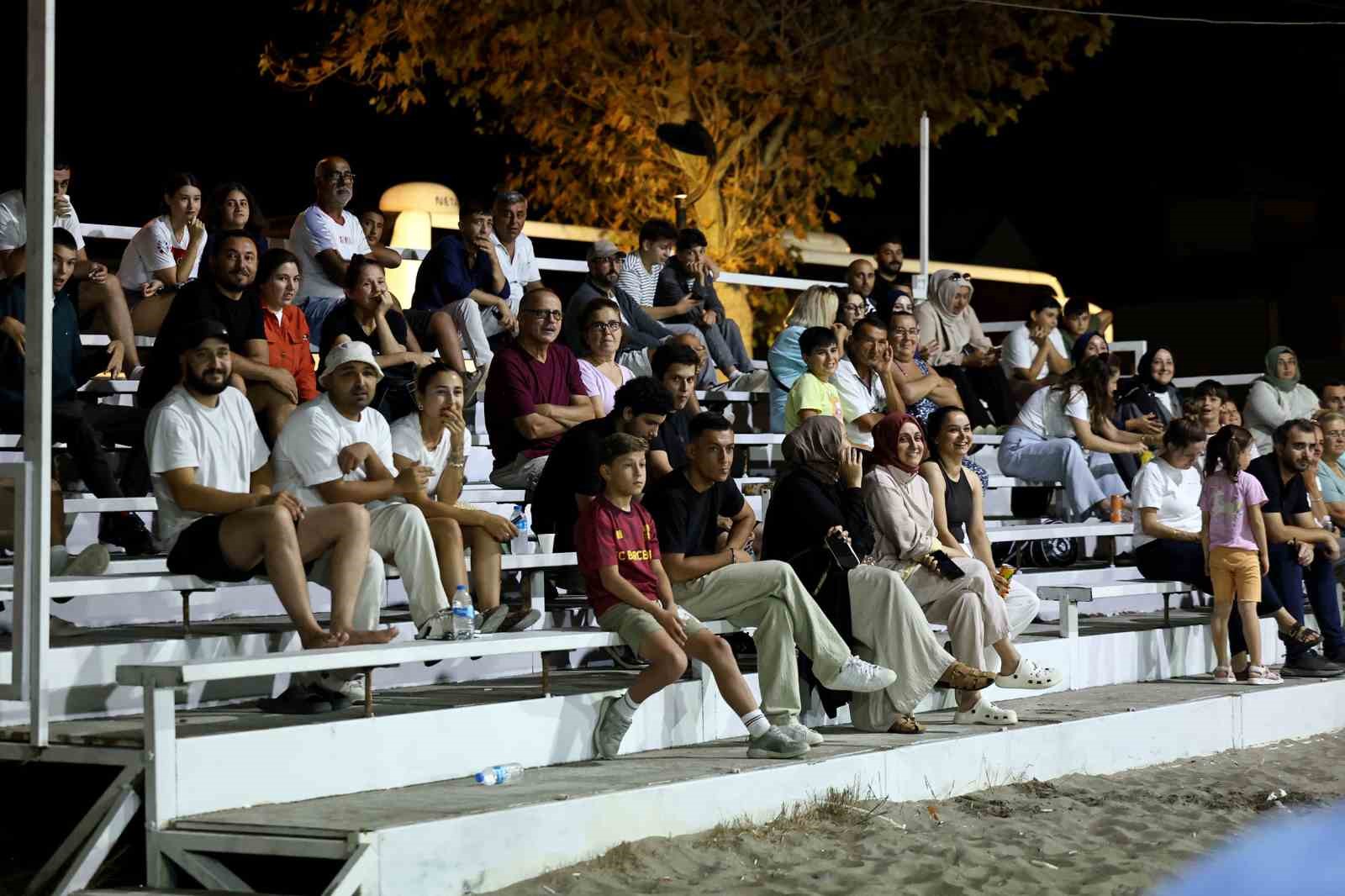 Kocaali sahilinde plaj futbolu heyecanı