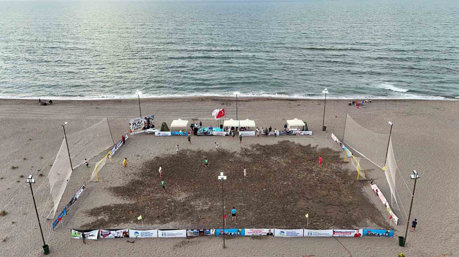 Kocaali sahilinde plaj futbolu heyecanı