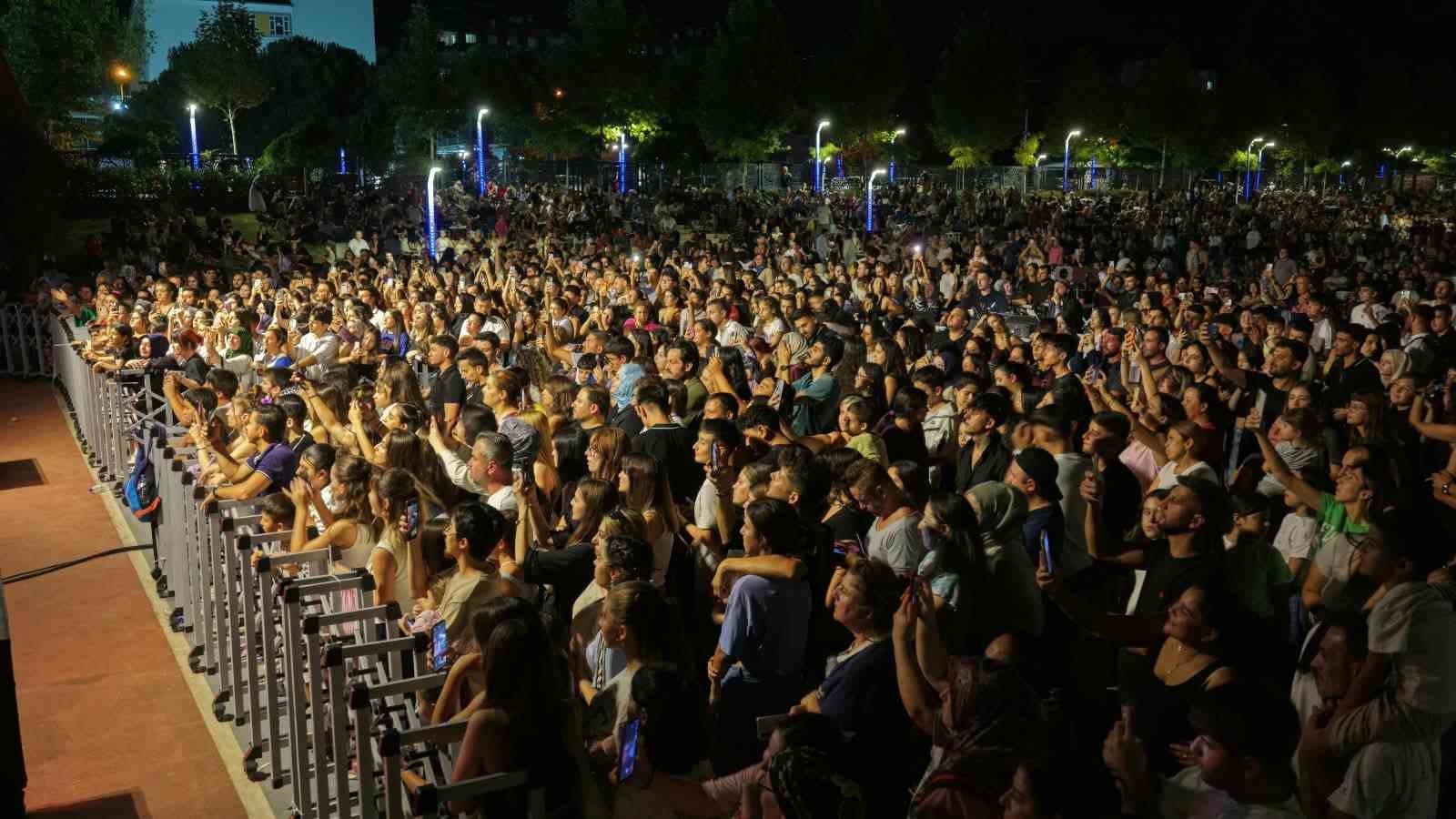 Sevilen sanatçı Sonses, Mimar Sinan Parkı’nda Aydınlılarla buluştu