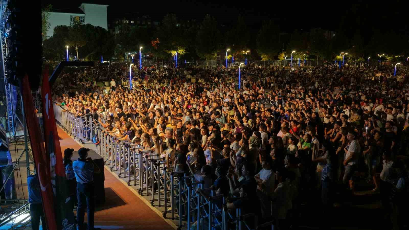 Sevilen sanatçı Sonses, Mimar Sinan Parkı’nda Aydınlılarla buluştu