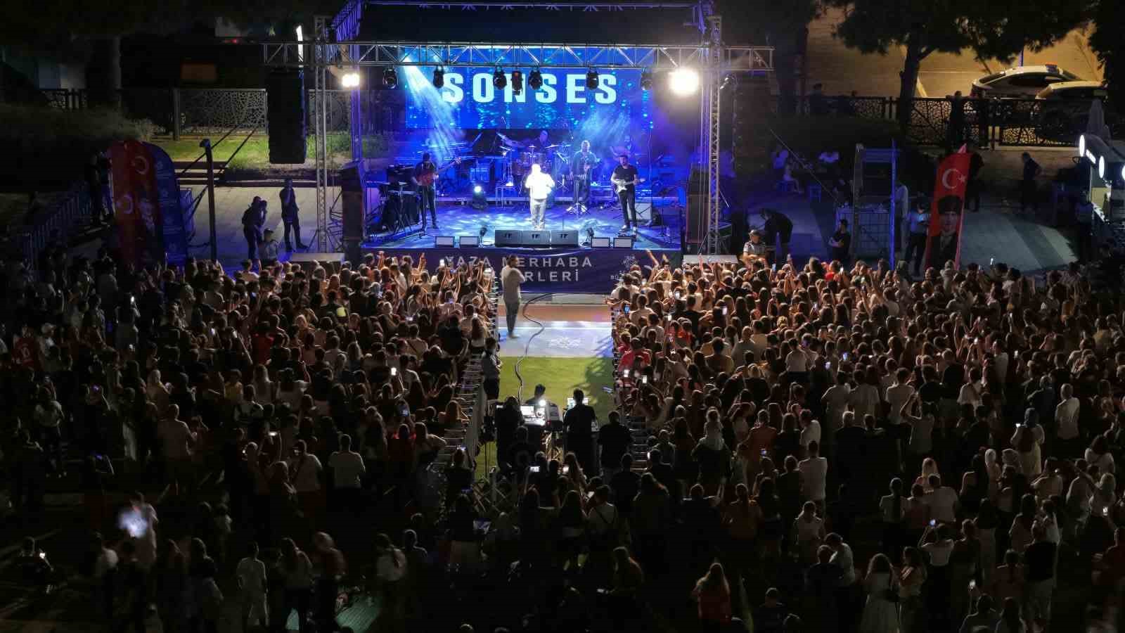 Sevilen sanatçı Sonses, Mimar Sinan Parkı’nda Aydınlılarla buluştu