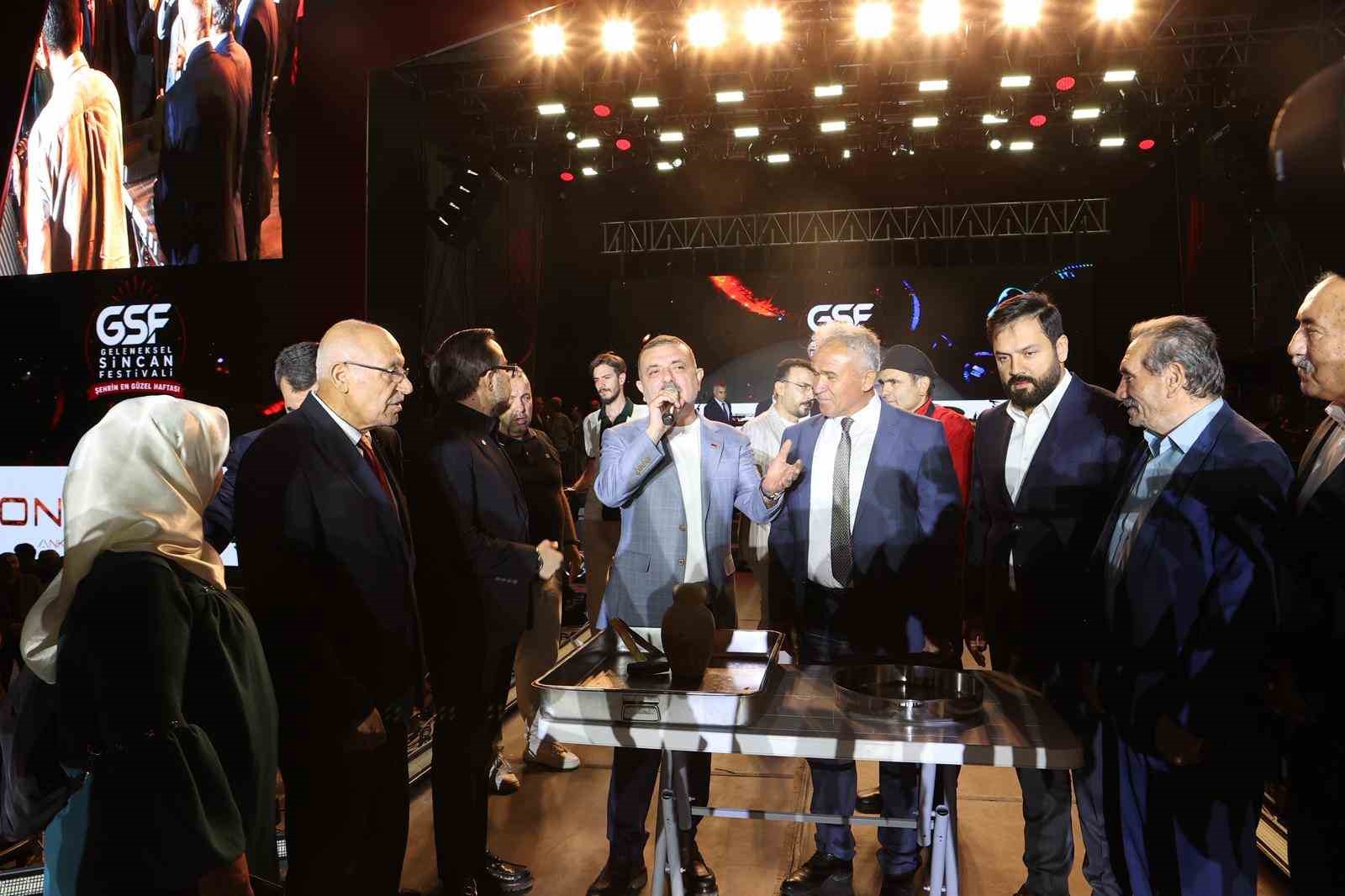 Geleneksel Sincan Yaz Festivali’nde Mavi Gri konser verdi