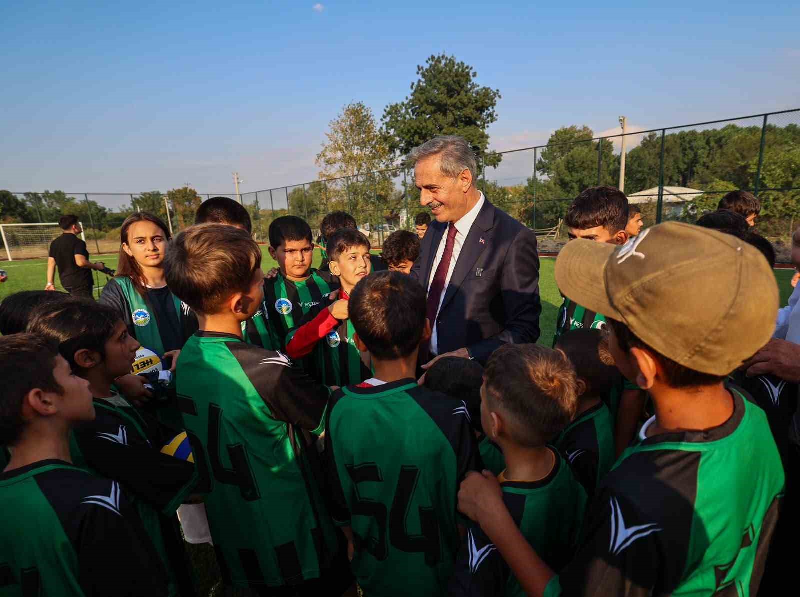 Spor tesisi açılışı çocuklara çifte bayram oldu
