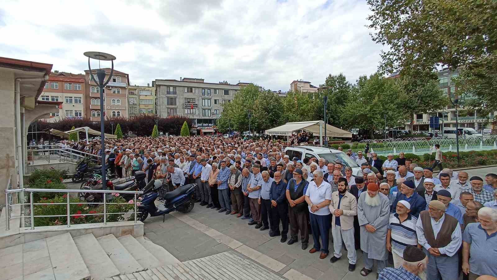 Trafik kazasında hayatını kaybeden imam, son yolculuğuna uğurlandı