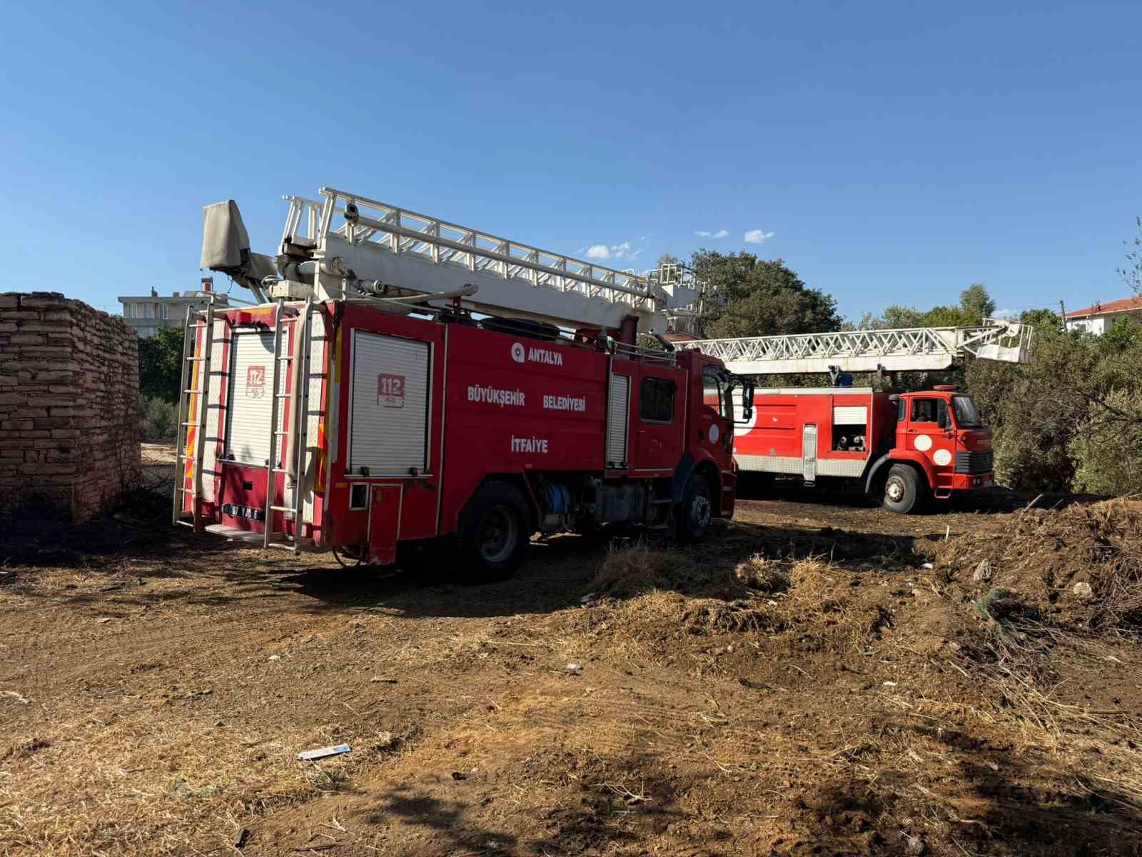 Serik’te 4 mahallede yangın paniği