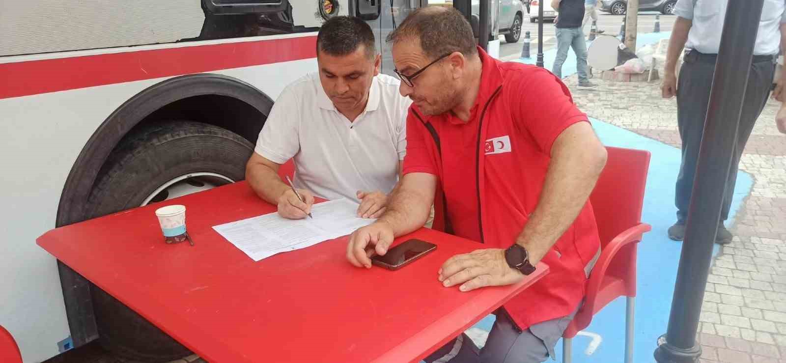 Devrekli muhtarlardan Kızılay’a kan bağışı