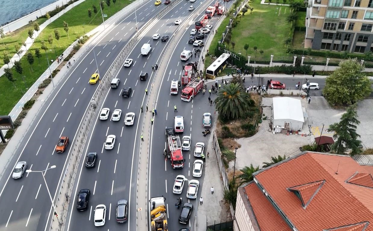 Zeytinburnu’nda İETT otobüsü duvara çarptı: 1 ölü, 17 yaralı