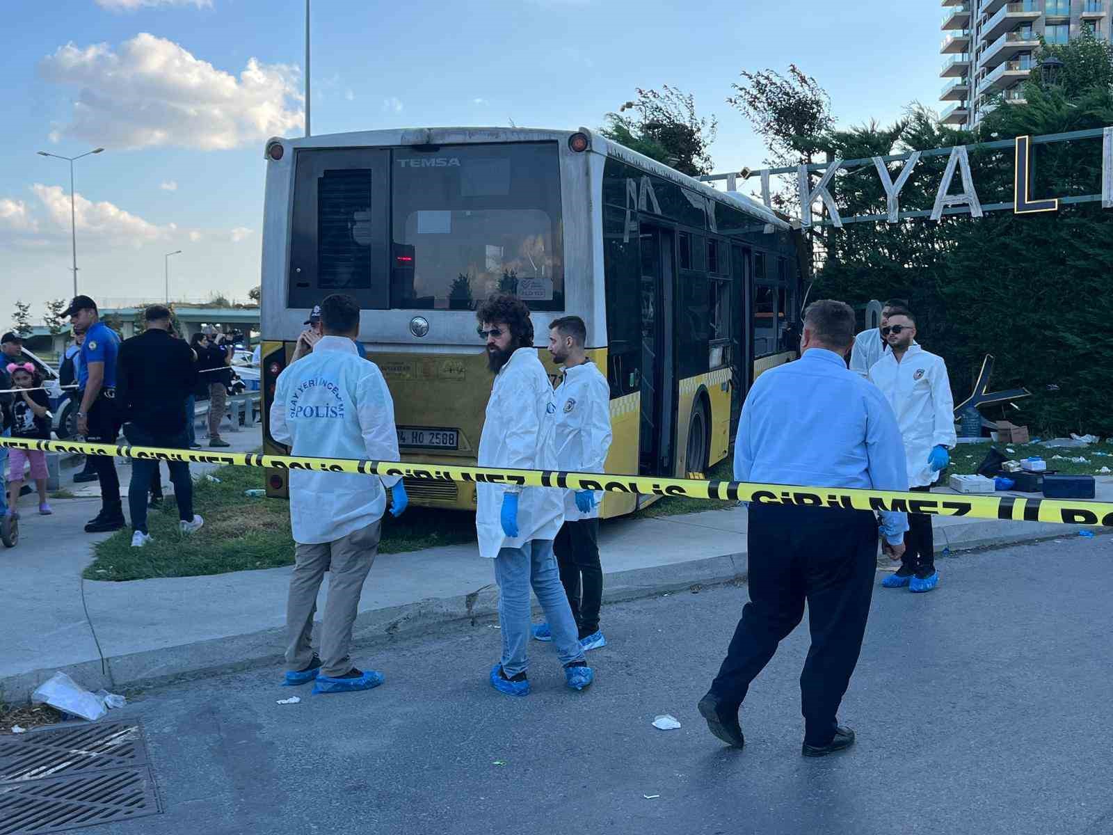 Zeytinburnu’nda İETT otobüsü duvara çarptı: 1 ölü, 17 yaralı