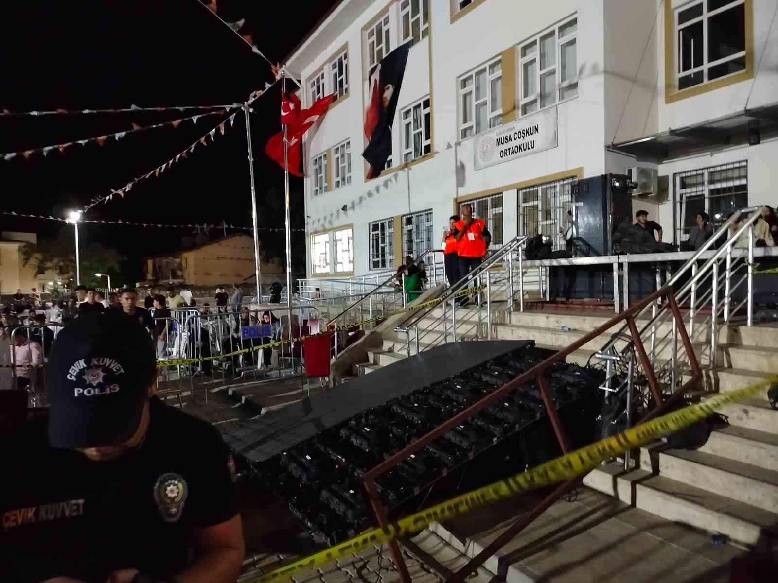 Festival alanındaki led ekran devrildi: 5 yaralı