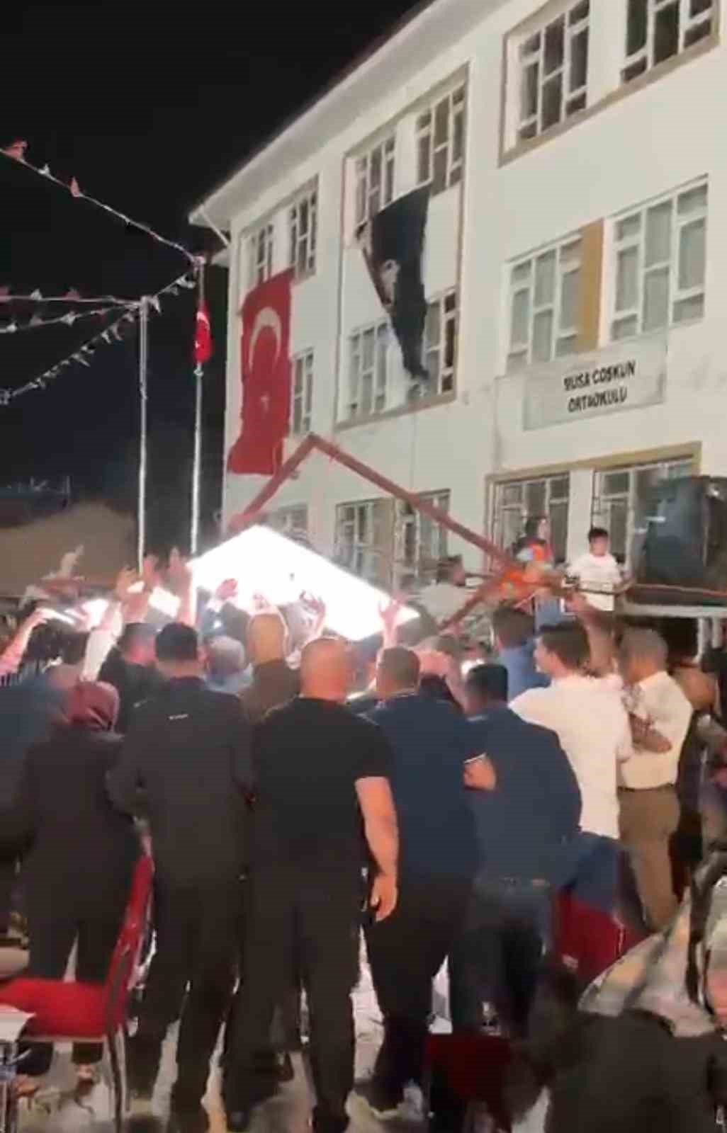 Festival alanındaki led ekran devrildi: 5 yaralı