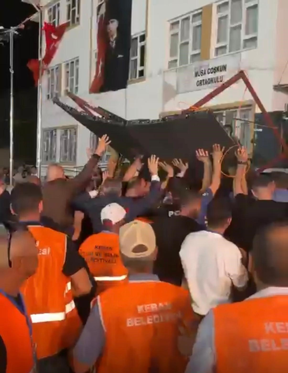 Festival alanındaki led ekran devrildi: 5 yaralı