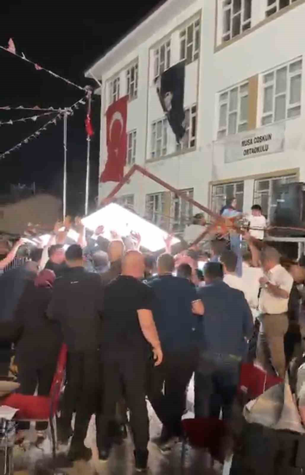 Festival alanındaki led ekran devrildi: 5 yaralı