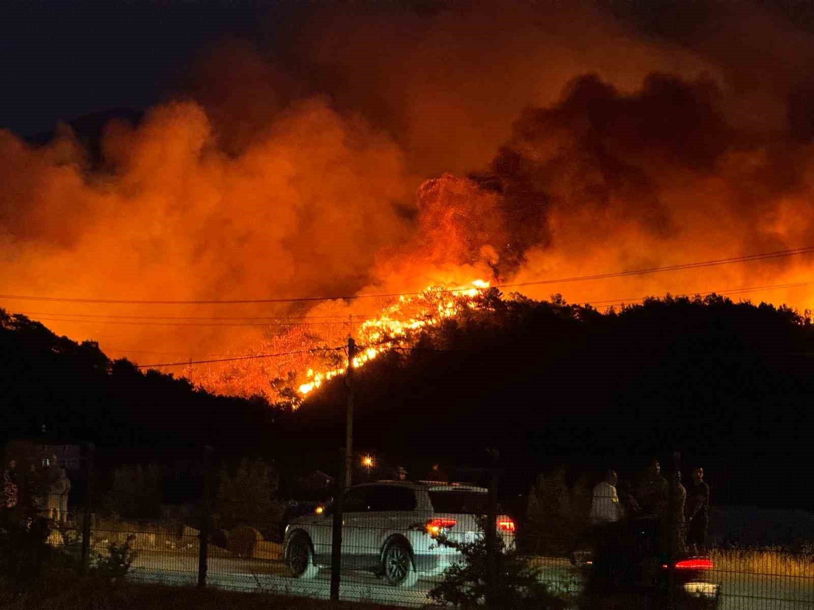 Alevler evlere yaklaştı, huzurevi boşaltılıyor