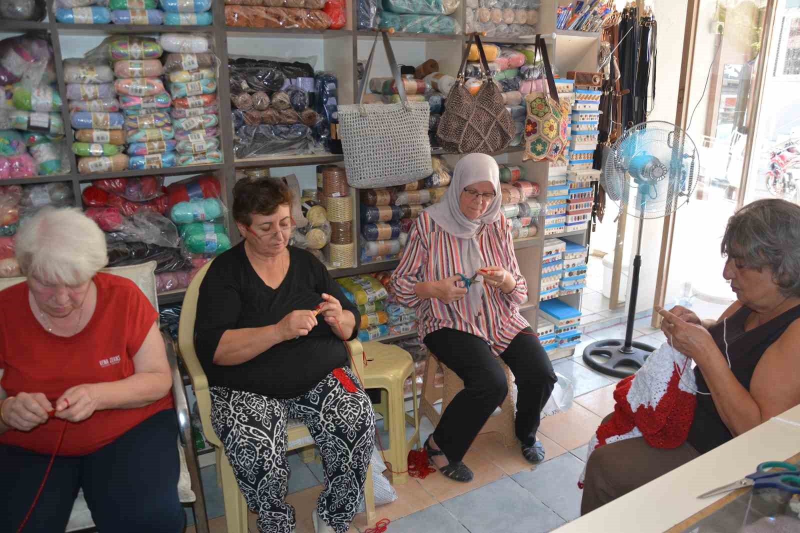 İlmek ilmek dev Türk bayrağı ördüler