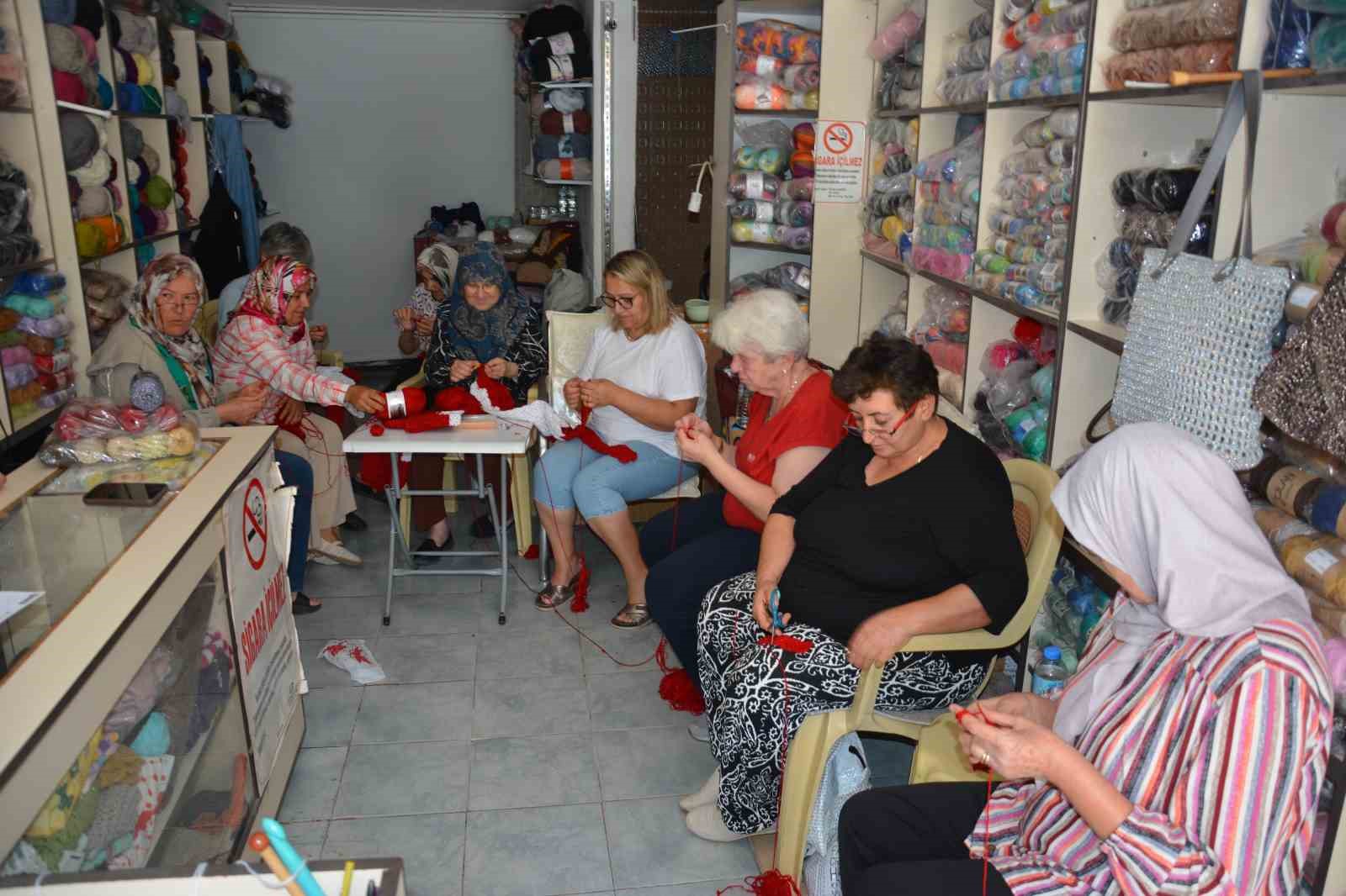 İlmek ilmek dev Türk bayrağı ördüler