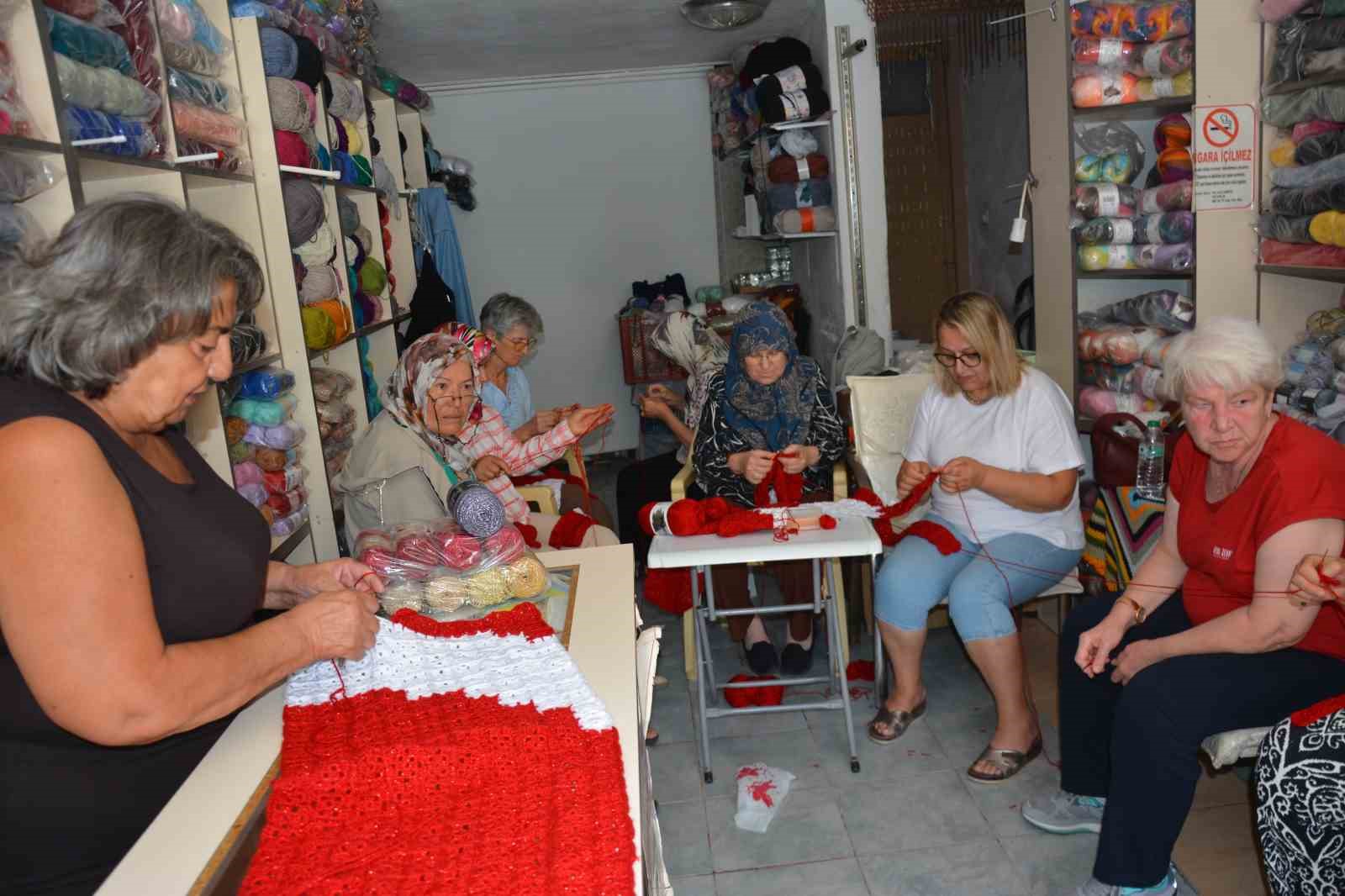 İlmek ilmek dev Türk bayrağı ördüler