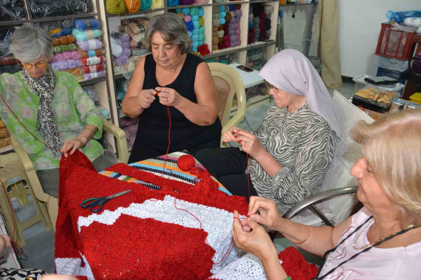 İlmek ilmek dev Türk bayrağı ördüler