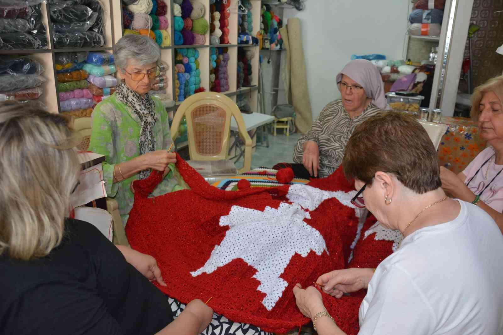 İlmek ilmek dev Türk bayrağı ördüler
