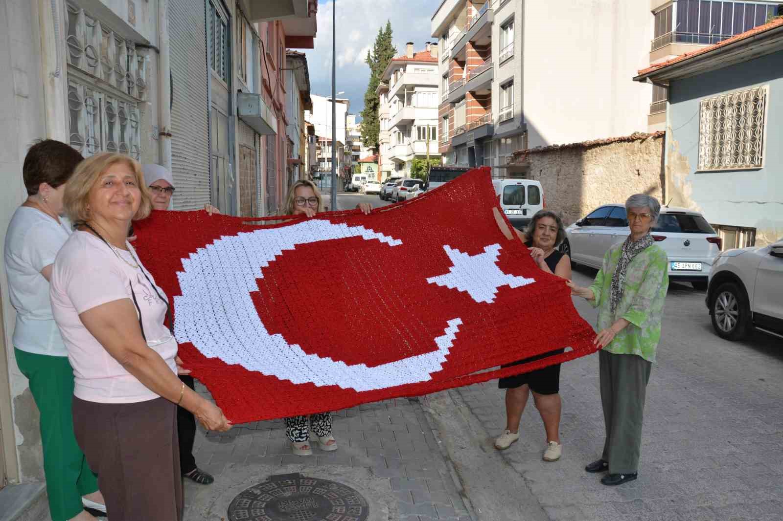 İlmek ilmek dev Türk bayrağı ördüler