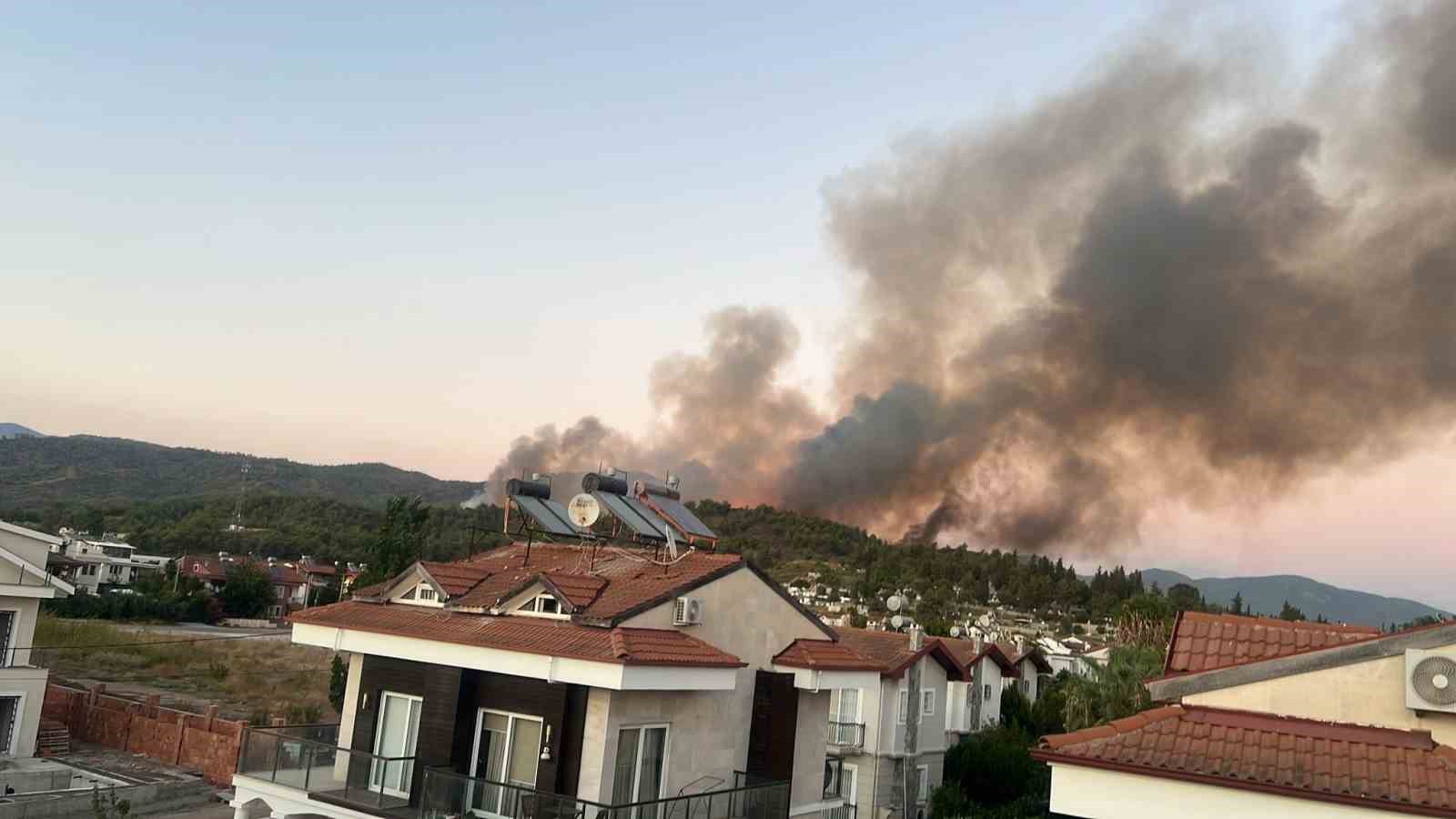 Fethiye’de orman yangını: Alevler evleri tehdit ediyor
