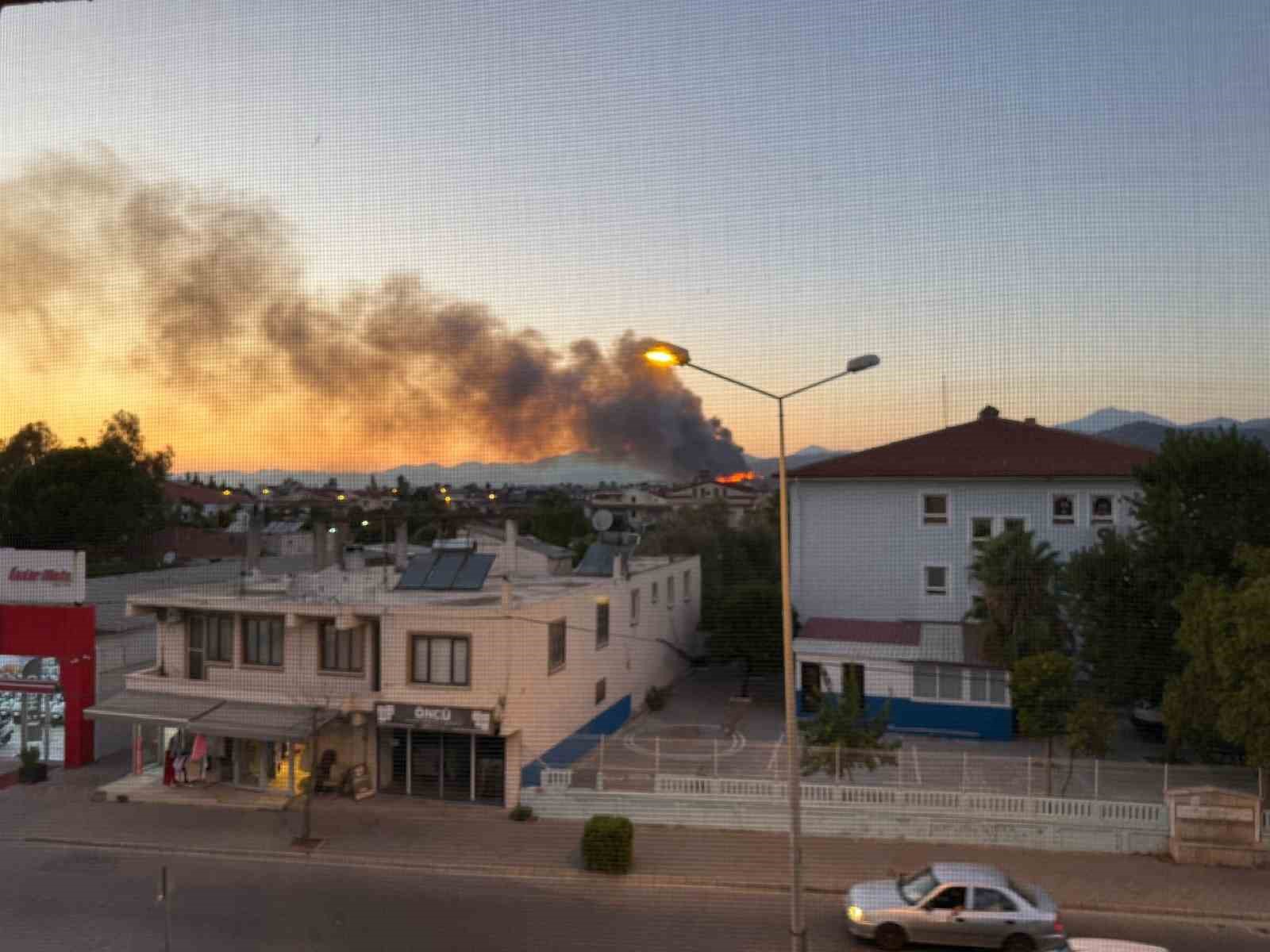 Fethiye’de orman yangını: Alevler evleri tehdit ediyor