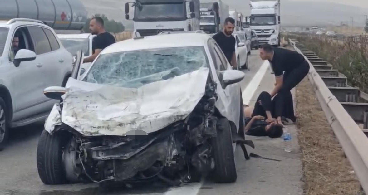 Kontrolden çıkan otomobil tıra ve bariyerlere çarptı: 3 yaralı