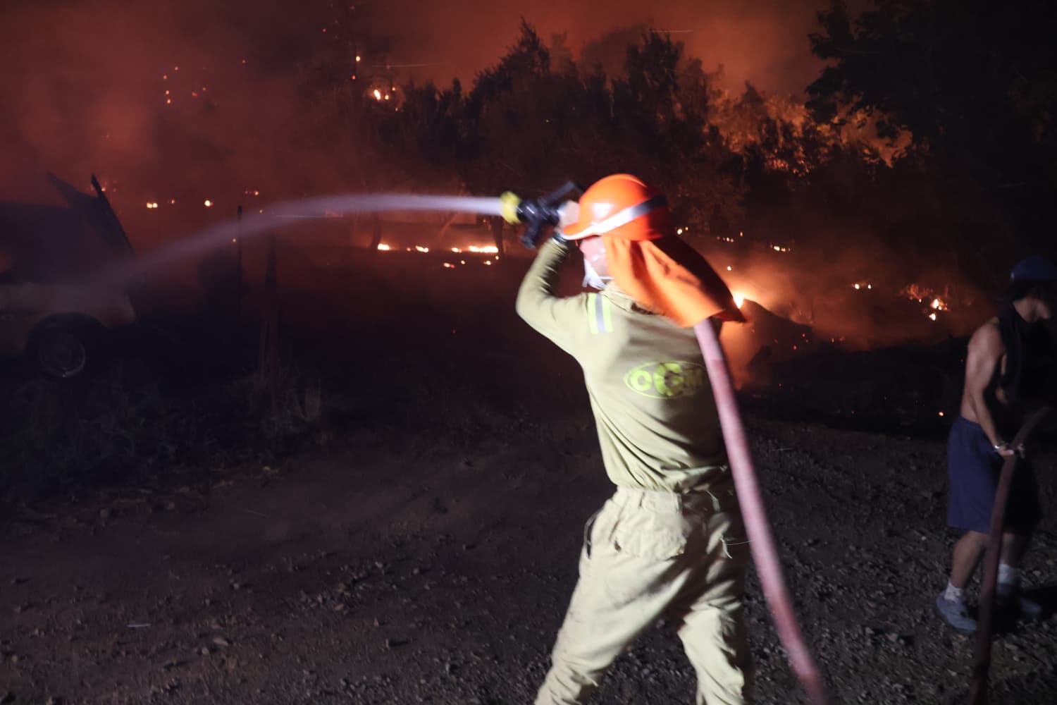 Fethiye’deki orman yangını evlere sıçradı, tahliye çalışmaları sürüyor