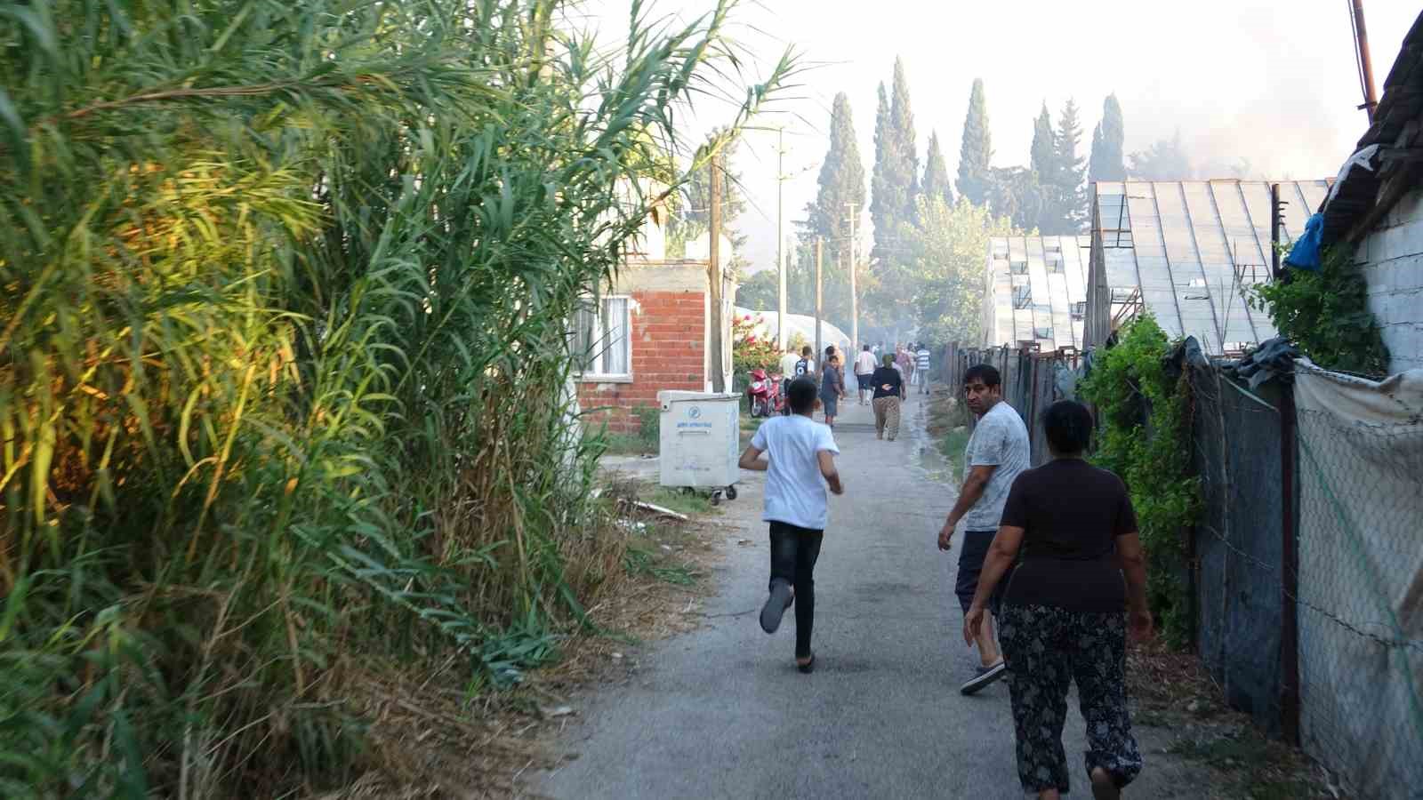 Ağaçlık alanda çıkan yangın mahalleyi sardı: Evinin yanışını yaşlı gözlerle izledi