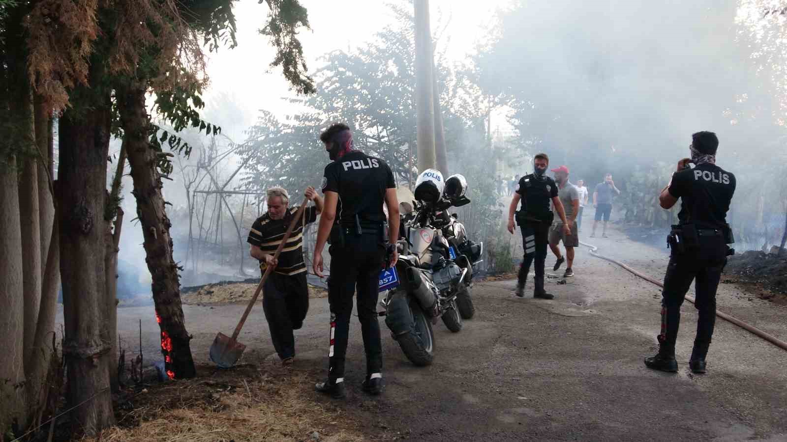 Ağaçlık alanda çıkan yangın mahalleyi sardı: Evinin yanışını yaşlı gözlerle izledi