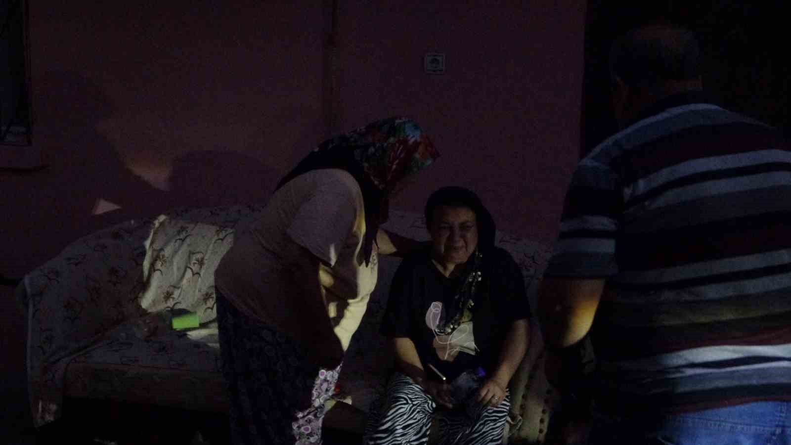 Ağaçlık alanda çıkan yangın mahalleyi sardı: Evinin yanışını yaşlı gözlerle izledi