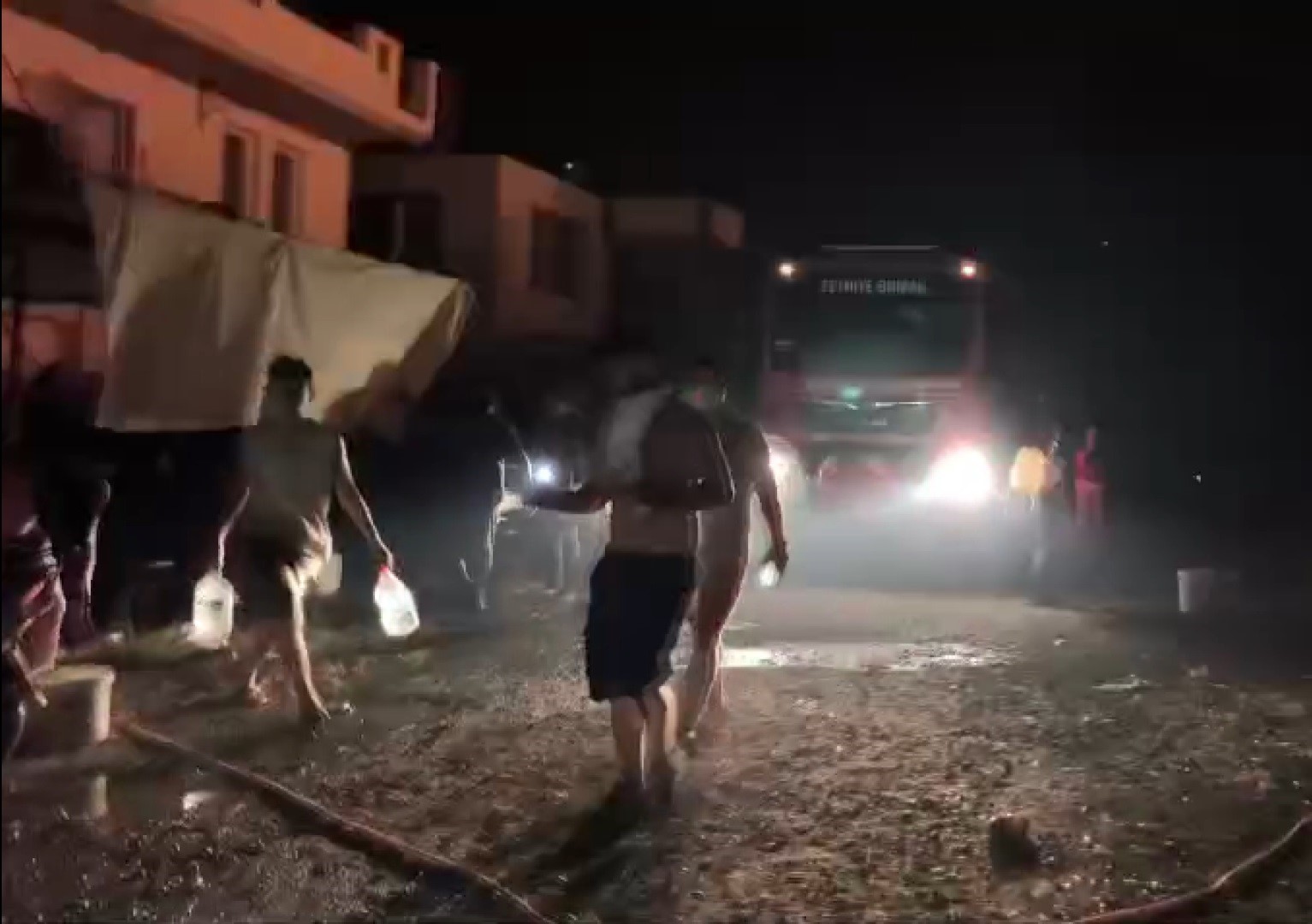 Alevleri söndürmek için kovalarla su taşıdılar