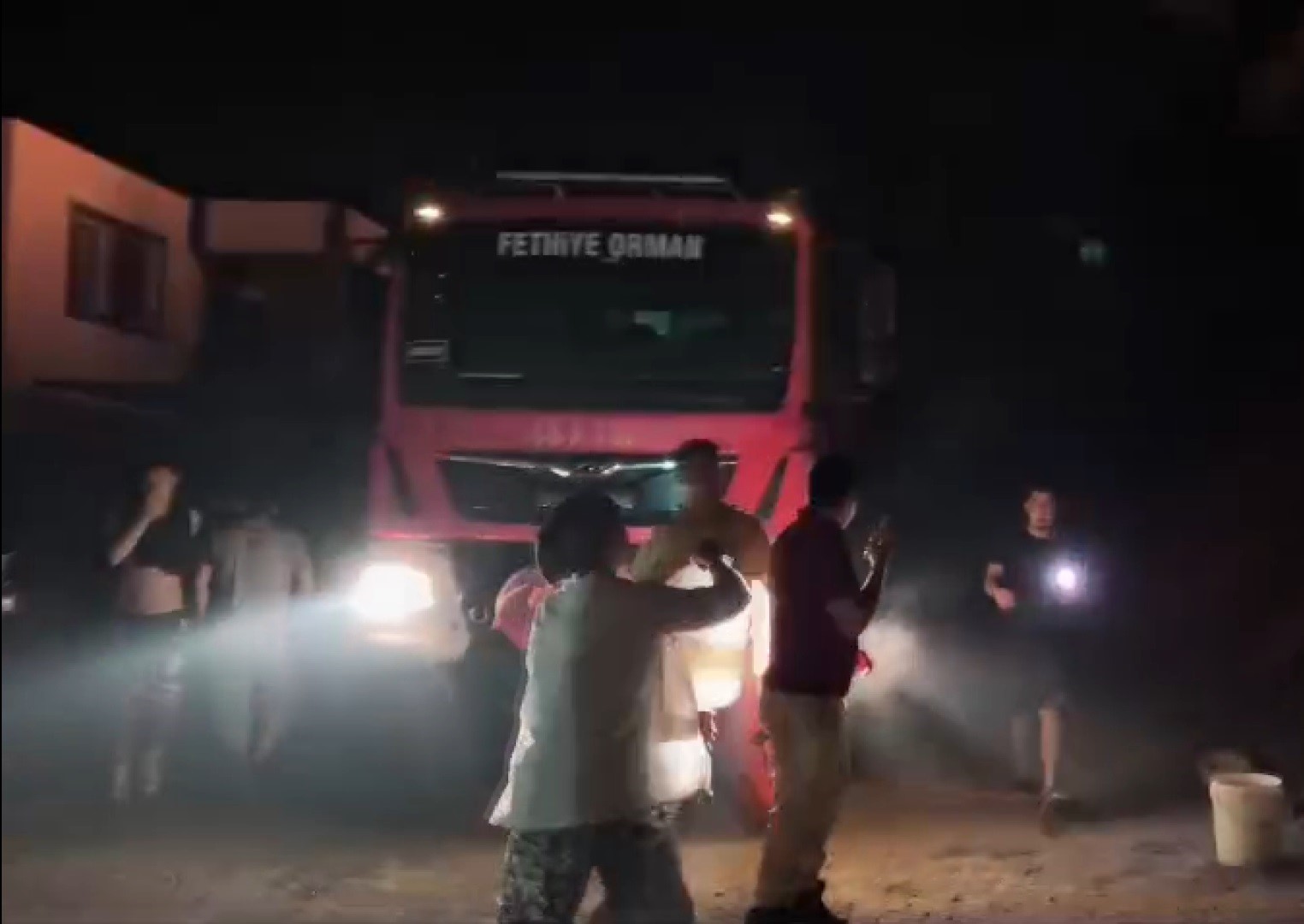 Alevleri söndürmek için kovalarla su taşıdılar