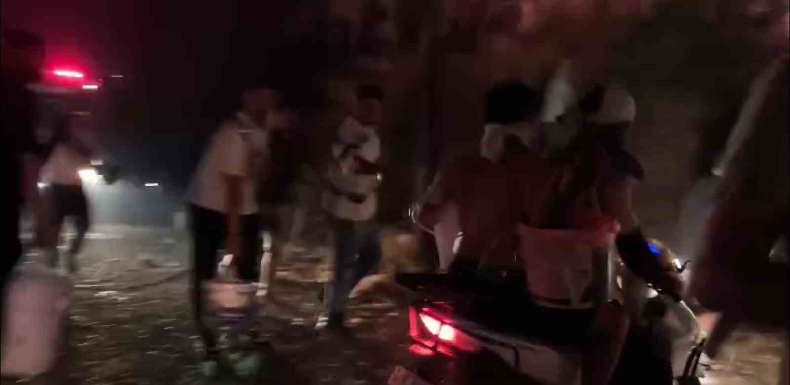 Alevleri söndürmek için kovalarla su taşıdılar