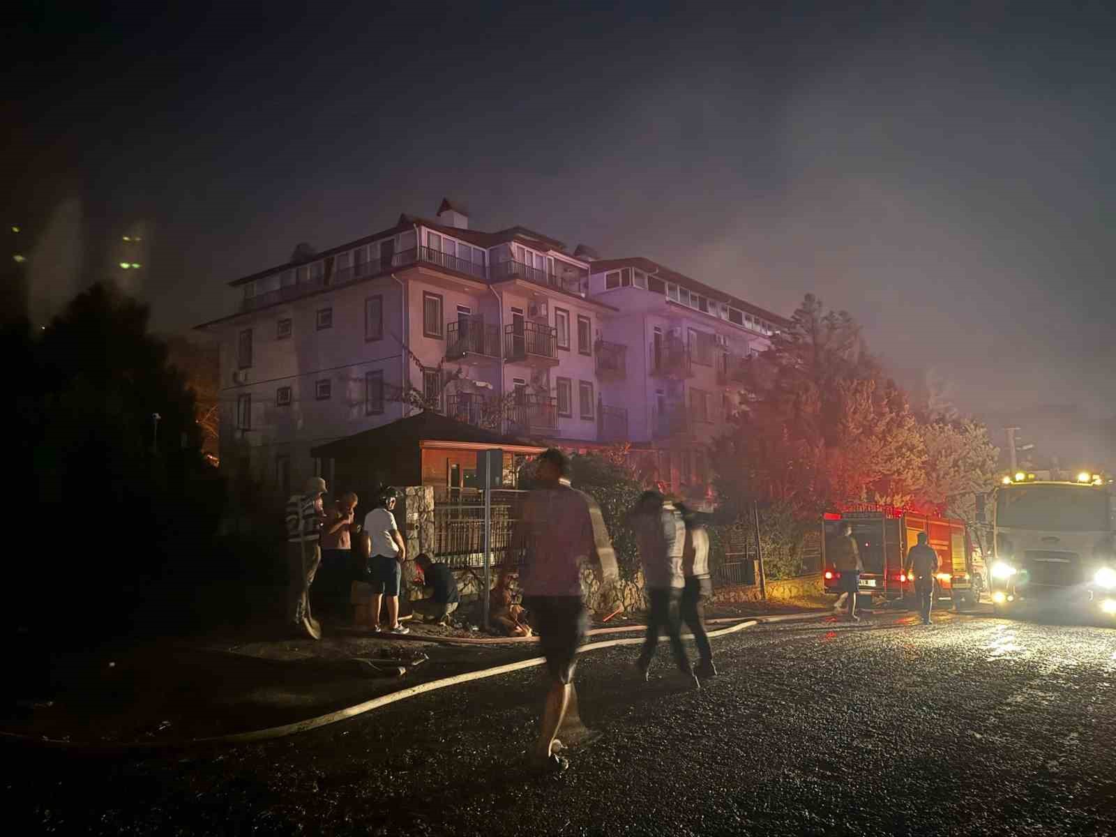 Alevleri söndürmek için kovalarla su taşıdılar