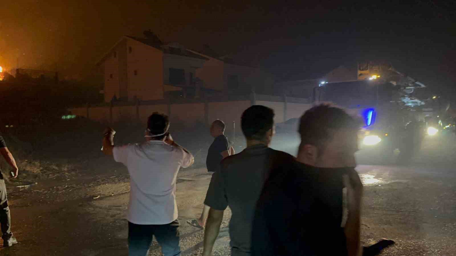 Alevleri söndürmek için kovalarla su taşıdılar