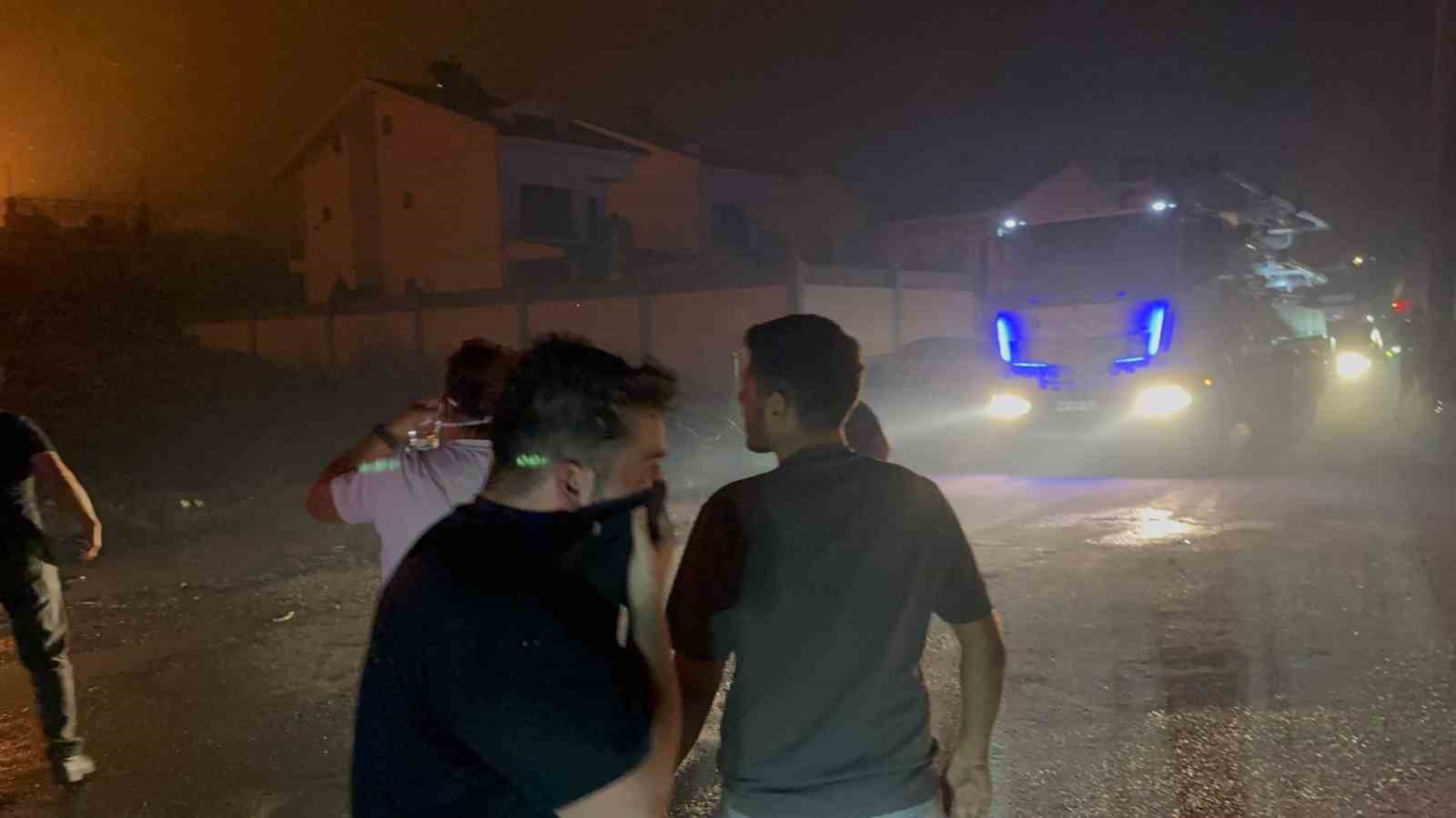 Alevleri söndürmek için kovalarla su taşıdılar