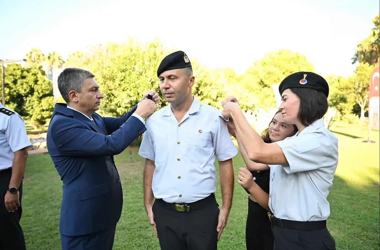 Jandarma çiftin evlilik yıldönümünde rütbe terfi gururu