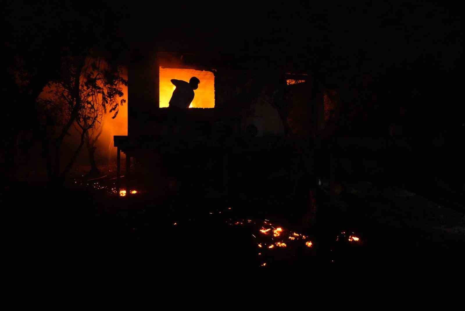 Fethiye’deki orman yangınına müdahale sürüyor: Ekipler ve vatandaşlar seferber oldu