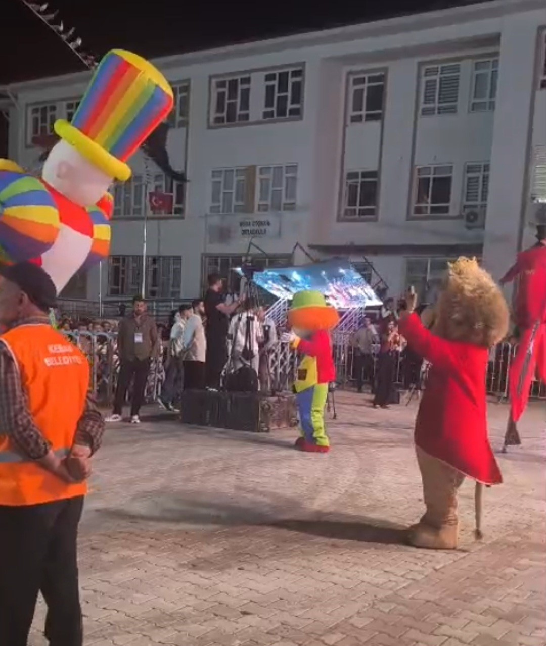 Festivalde 5 kişinin yaralanmasına neden olan led ekranın devrilme anının görüntüsü ortaya çıktı