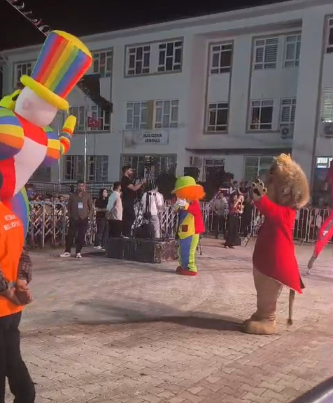 Festivalde 5 kişinin yaralanmasına neden olan led ekranın devrilme anının görüntüsü ortaya çıktı