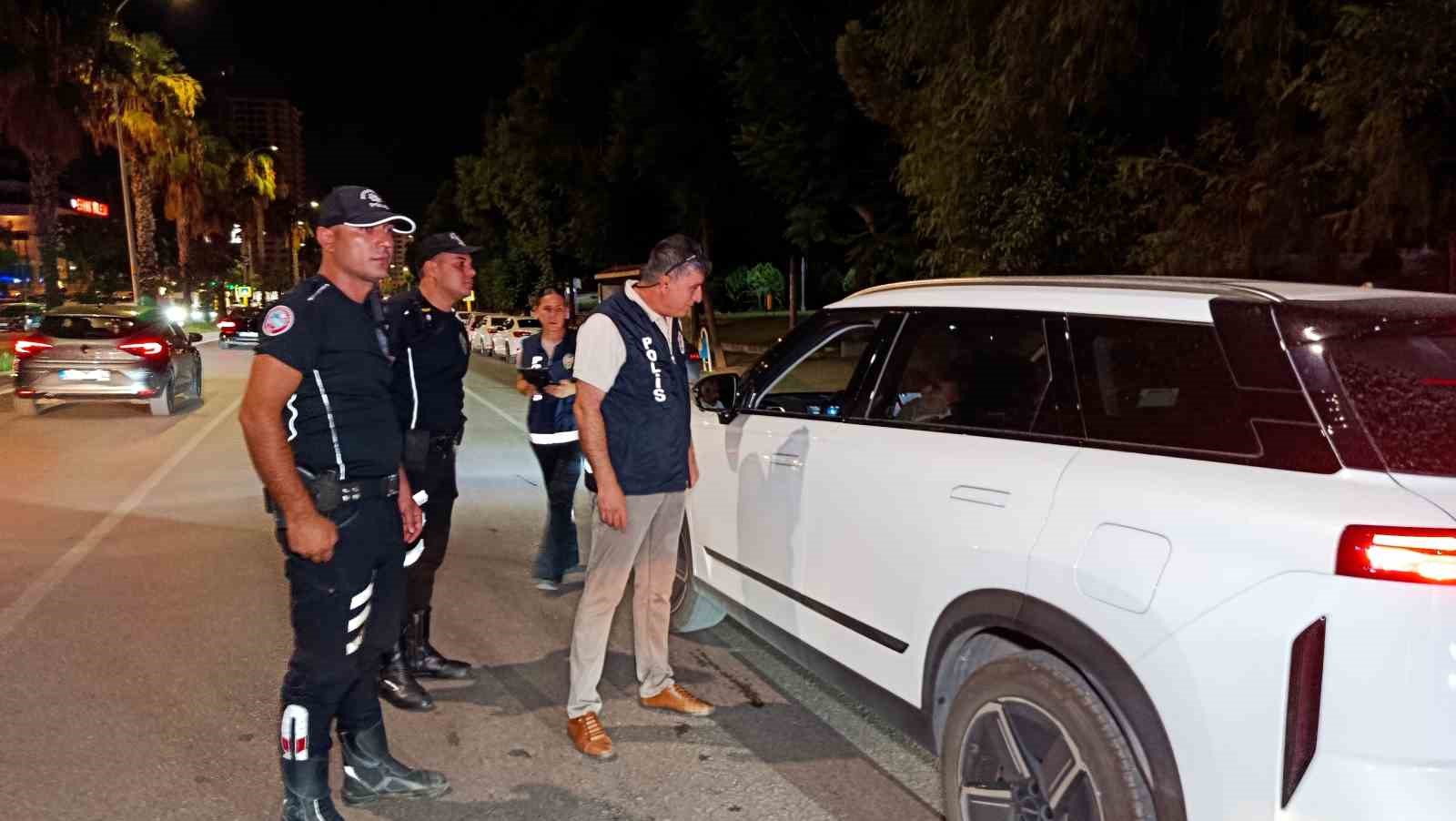 Adana polisinden sıkı denetim: 140 sürücüye 3 milyon 924 bin TL ceza
