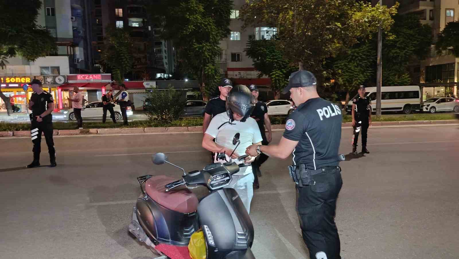 Adana polisinden sıkı denetim: 140 sürücüye 3 milyon 924 bin TL ceza