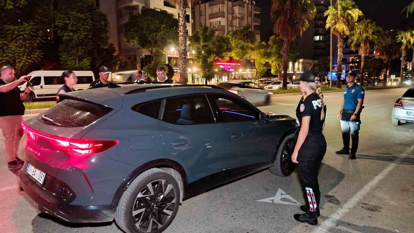 Adana polisinden sıkı denetim: 140 sürücüye 3 milyon 924 bin TL ceza
